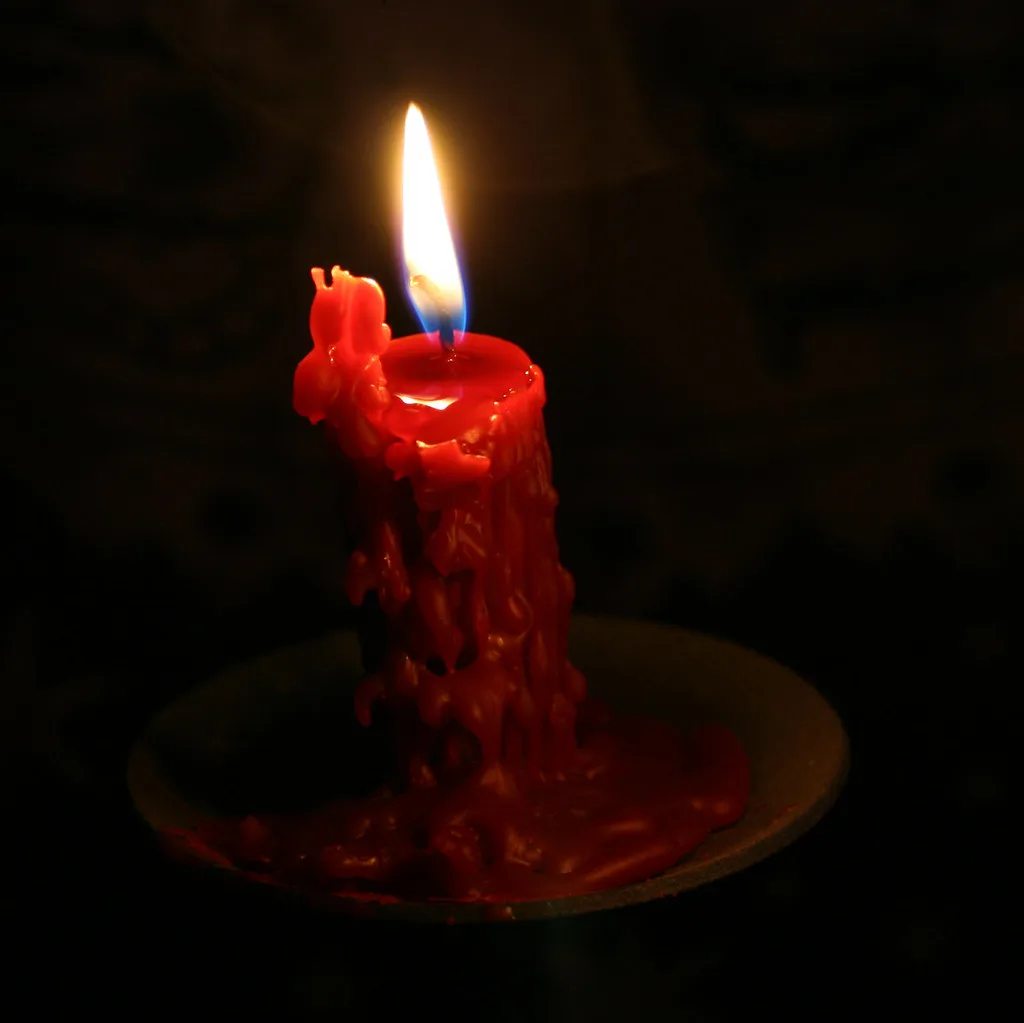 Vela roja encendida para amarre de amor
